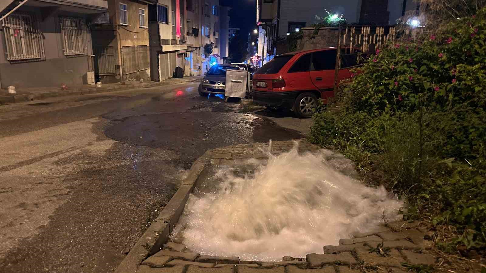 samsun-da-su-borusu-patladi-yolda-su-birikintileri-olustu