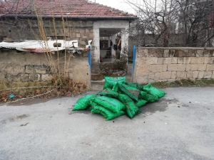 3 Çocuğu İle Yardım Bekleyen Kadına Hayırseverler Ve Belediye Elini Uzattı