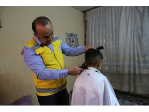 Yetim Çocuklar Ücretsiz Tıraş Ediliyor