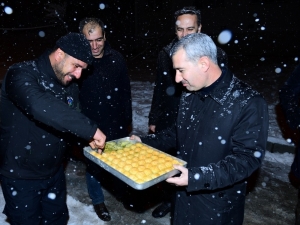 Kar Mücadelesinde Çalışanlara Başkan Çınar’dan Baklava İkramı