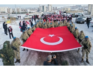 Eksi 7 Derecede 3 Kilometre Yol Yürüdüler