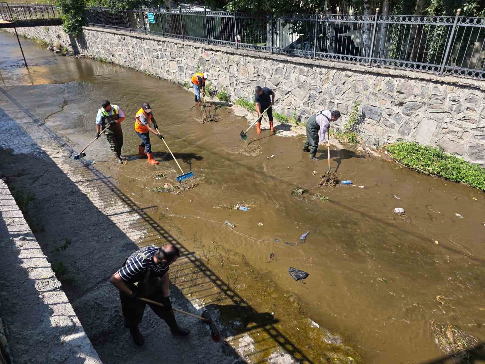 alabalik-deresi-belediye-ekiplerince-temizlendi