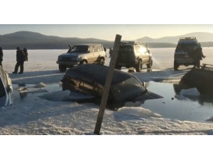 Rusya’da Buz Tabakası Kırıldı, 45 Araç Suya Battı