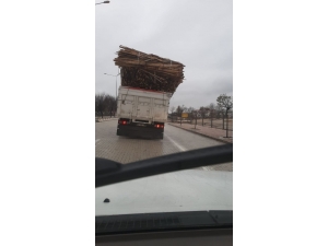 Tahta Yüklü Kamyon Tehlike Saçtı