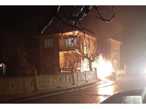 Park Halindeki Araç Alev Alev Yandı