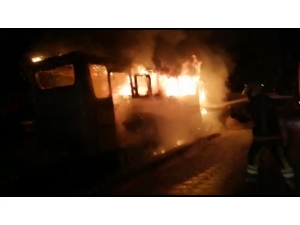 Park Halindeki Midibüs Kundaklandı