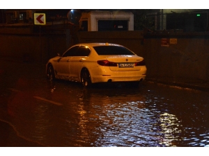 Lüks Otomobil Su Birikintisi İçerisinde Mahsur Kaldı