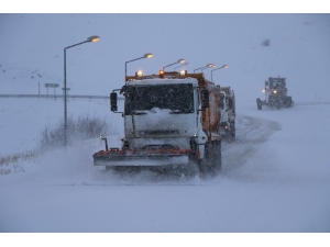 Erzincan’da Kar Ve Tipi 82 Köy Yolunu Ulaşıma Kapadı