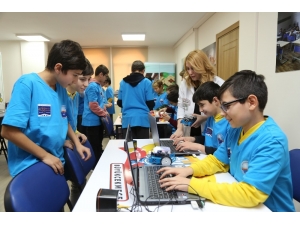 Büyükçekmeceli Çocuklara “Robotik Kodlama” Eğitimi
