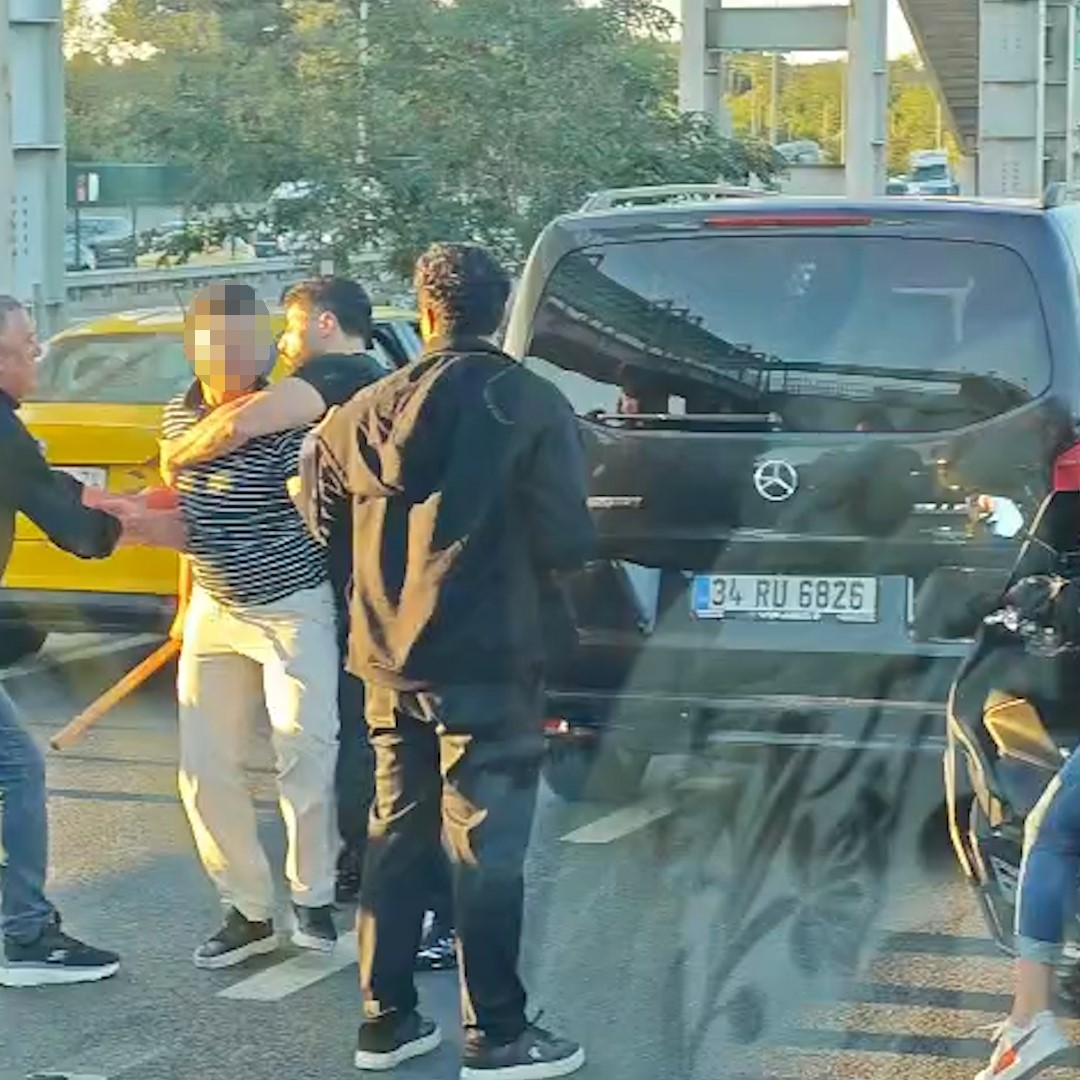 trafik-kazasi-sonrasi-cikan-yumruklu-ve-sopali-kavga-kamerada