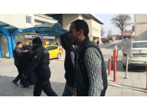 Araçlardan Akü Çalan Baba, Oğul Ve Arkadaşı Tutuklandı