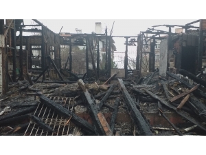 Alev Topuna Dönen Bina Bir Mahalleye Korku Dolu Anlar Yaşattı