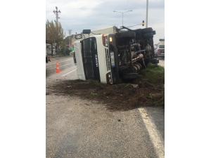 Kamyonet Kaygan Yolda Devrildi