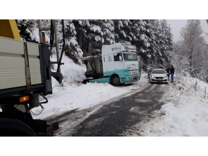 İzmir’de Kar Alarmı: Ödemiş’te Ekipler Yoğun Mücadele Veriyor