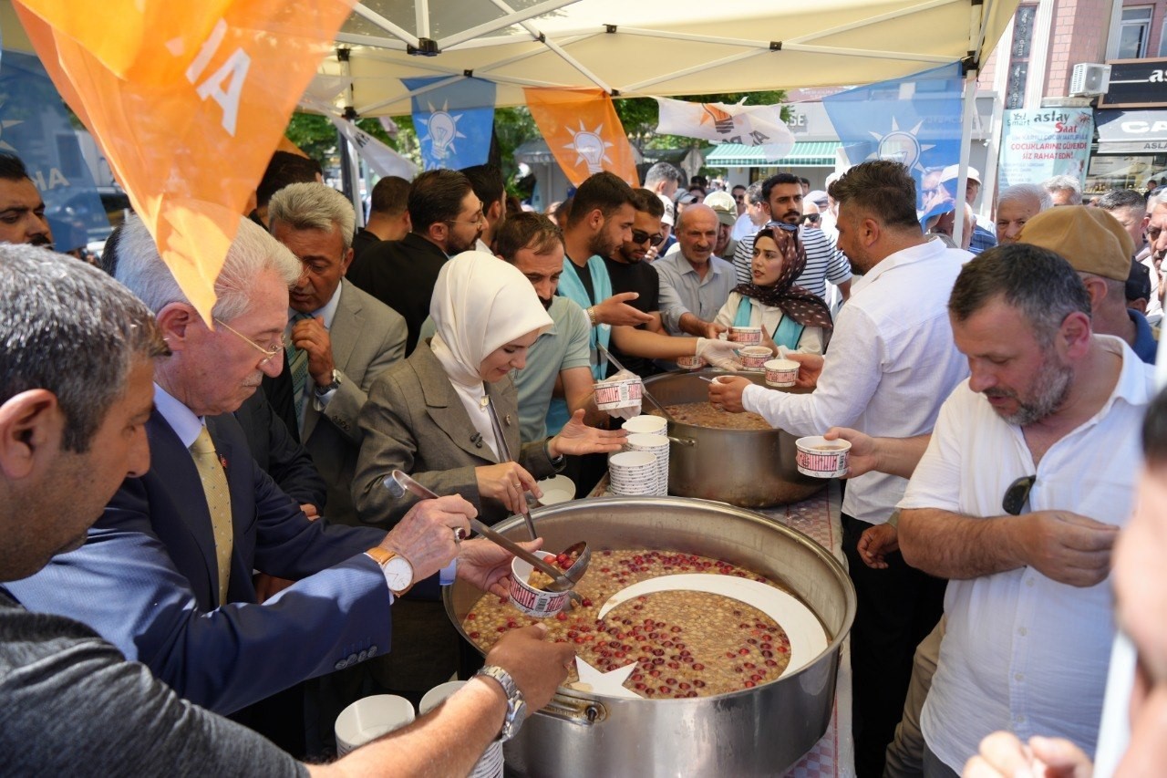 bakan-goktas-erzincan-da-asure-dagitti-esnafi-ziyaret-etti