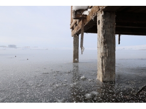 Donan Gölde Kartpostallık Görüntüler Oluştu