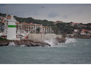 Ayvalık’ta Şiddetli Fırtına Hayatı Olumsuz Etkiliyor