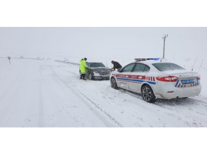 Jandarma Ekiplerinden Kardan Kapanan Yollarda Mahsur Kalan Araçlara Yardım