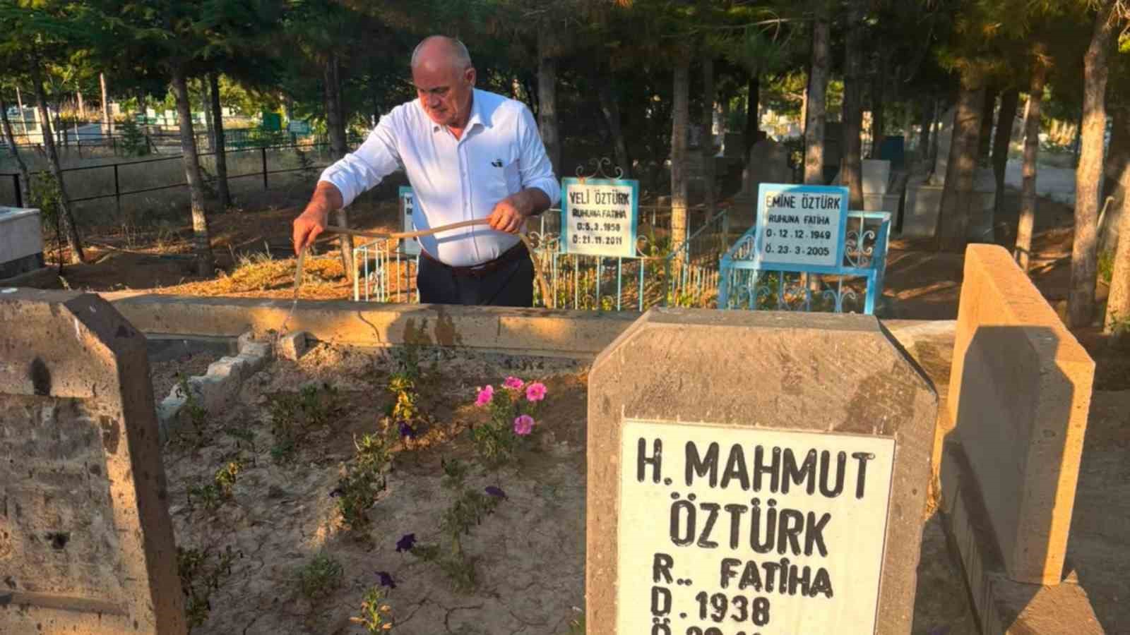 yahyali-belediyesi-personelinden-ornek-vefa-aile-kabristanlarini-temizleyip-dualarini-ettiler