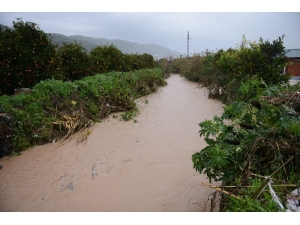 Kumluca’da Taşan Dere Su Baskınına Sebep Oldu