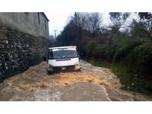 Yağmur Suyunda Mahsur Kaldı