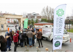 Meram Gençlik Meclisi Üniversite Öğrencilerine Süt İkram Etti