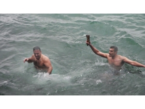 Buz Gibi Havada Denizden Haç Çıkardılar