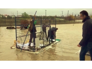 Antalya’da Sağanak Yağmurda El Yapımı Sal Çaresi