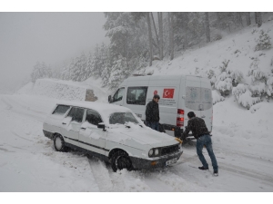 Kar Nedeniyle Yolda Kalan Araçlar Kurtarıldı