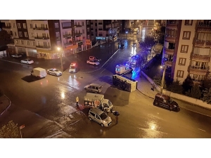 Isparta’da Ekmek Taşıyan Kamyonetin Çarptığı İşçi Servisi Devrildi: 4 Yaralı