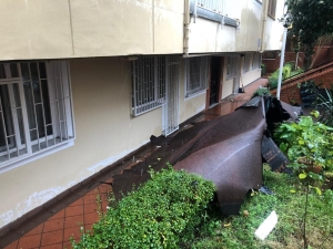 Üsküdar’da Fırtınada Kopan Çatının Parçası Tehlikeli Anlar Yaşanmasına Neden Oldu