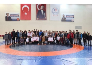 Pehlivanlar Okullar Arası Müsabakalarda Mindere Çıktı