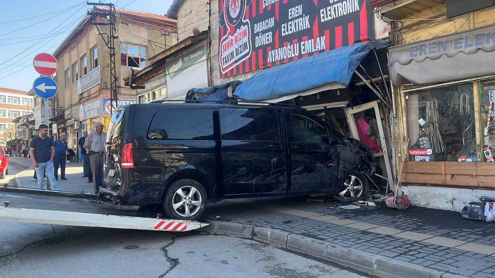 once-park-halindeki-araclari-bicti-sonra-is-yerine-daldi