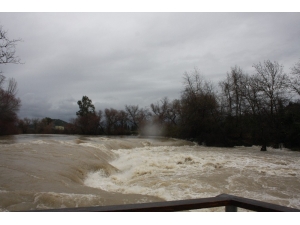 Manavgat Irmağı’nda Su Seviyesi Irmak Kıyısındaki Tesisleri Tehdit Ediyor