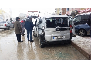 Tır Park Halindeki Hafif Ticari Aracı Çarptı