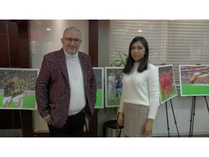 Kadın Foto Muhabiri Futbol Maçlarında Çektiği Fotoğraflarla Sergi Açtı