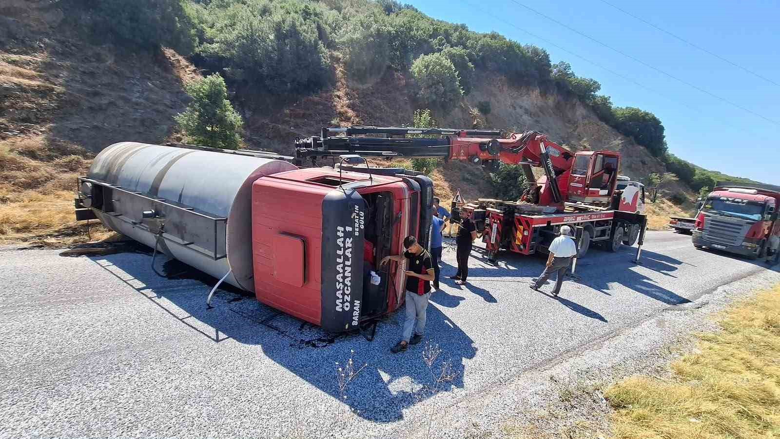 alasehir-esme-yolunda-tanker-devrildi