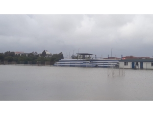 Sağanak Yağmur Futbol Sahasını Göle Çevirdi