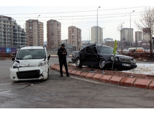 Otomobil İle Ticari Araç Çarpıştı: 9 Yaralı