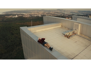 Ömür Gedik Klip Çekimi İçin 46 Katlı Gökdelenin Çatısına Çıktı