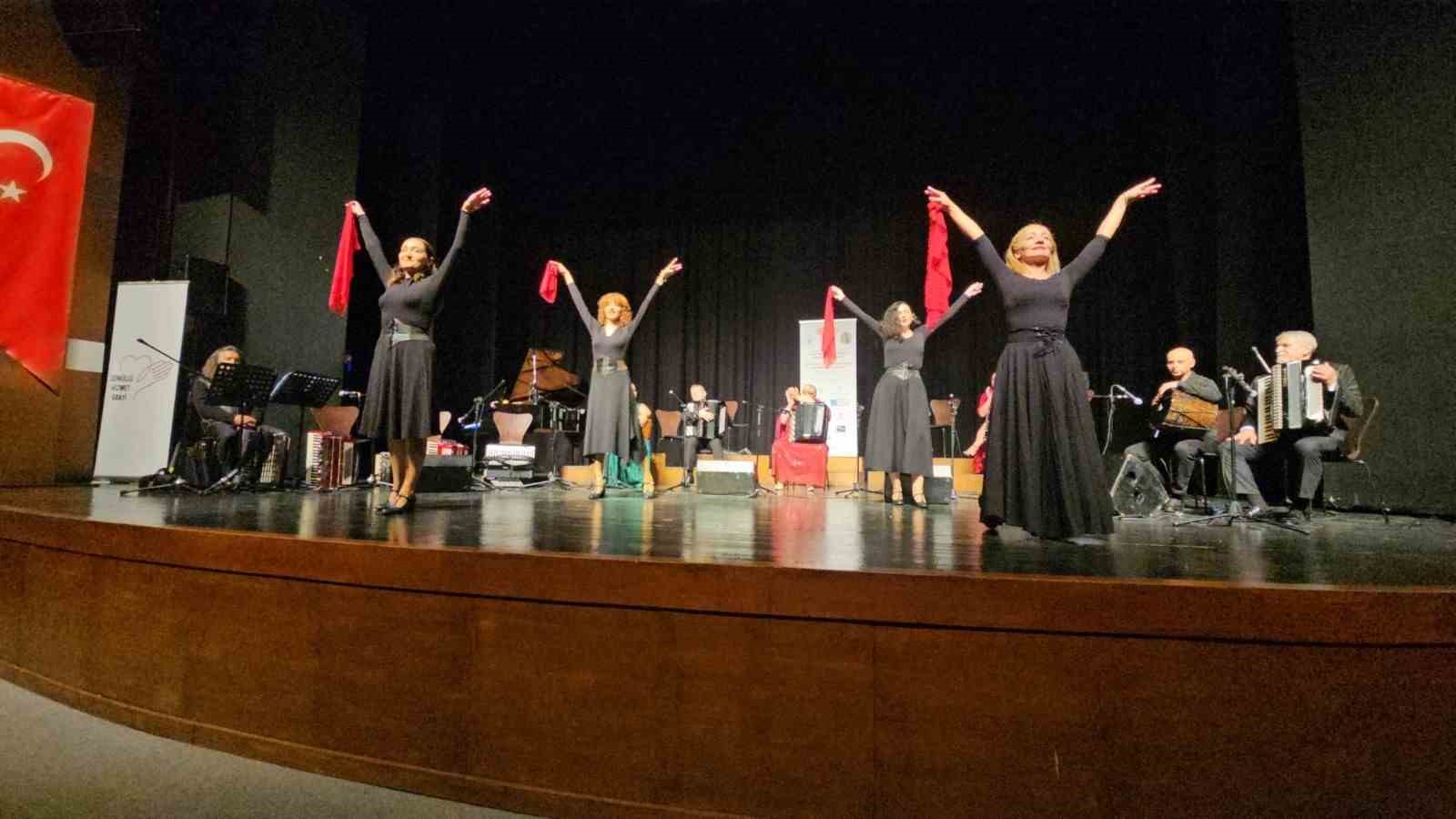 izmirli-sanatci-uluslararasi-akordeon-festivalinde-juri-uyeligi-yapti