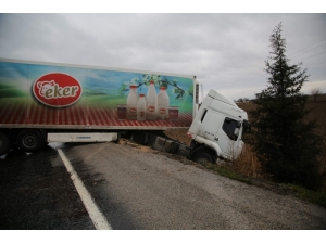 Manisa’da Tır Şarampole Devrildi