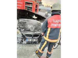 Elazığ’da Park Halindeki Otomobil Yandı