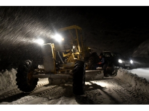 Kardan Yolu Kapanan Köydeki Hasta 6 Saatlik Çalışmayla Hastaneye Ulaştırıldı