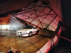 Bir Hafta Önce Aldığı Aracın Üzerine Çatı Düştü