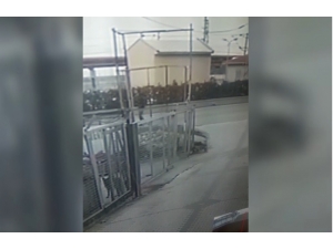 Menemen’de Başıboş Köpeklerden Kaçan Küçük Kız Çocuğuna Araç Çarptı