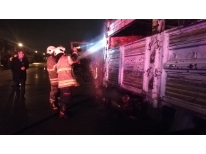 İzmir’de Park Halindeki Kamyon Alev Aldı