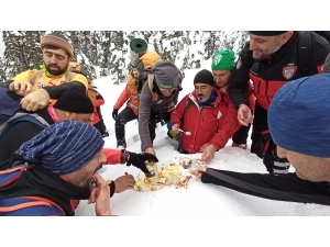 Uludağ’ın Zirvesinde Kar Helvası Yapıp Yediler