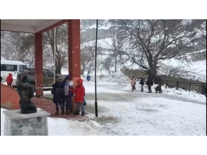 Toros Dağı Eteklerindeki Öğrencilerin Kar Sevinci