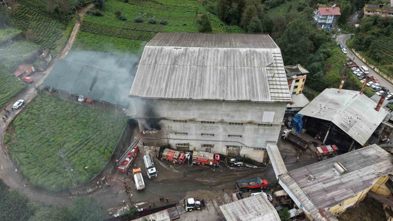 rize-de-cay-fabrikasinin-ambalaj-deposunda-yangin